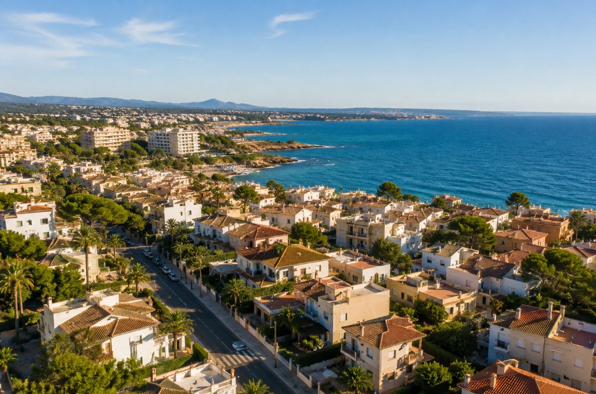 Vista aérea de un municipio costero de la Costa Daurada junto al mar Mediterráneo